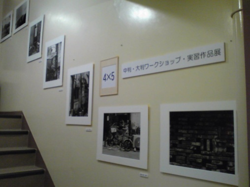 階段ギャラリーの展示